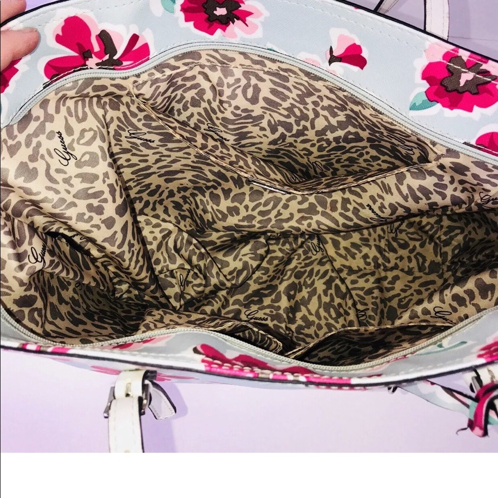 Beautiful floral stylish Guess handbag - Picture 3 of 4